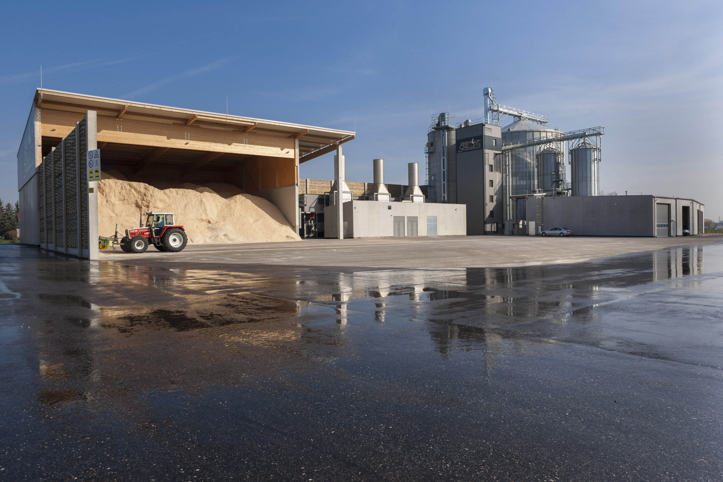 Pelletturm und Bandtrockner einer Anlage zur Holzpelletierung vorrangig aus Sägenebenprodukten