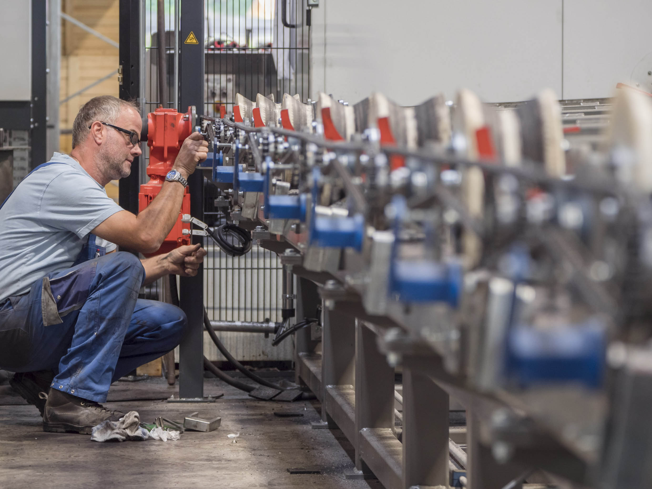 Instandhaltungsarbeiten an einer automatisierten Fertigungsstraße